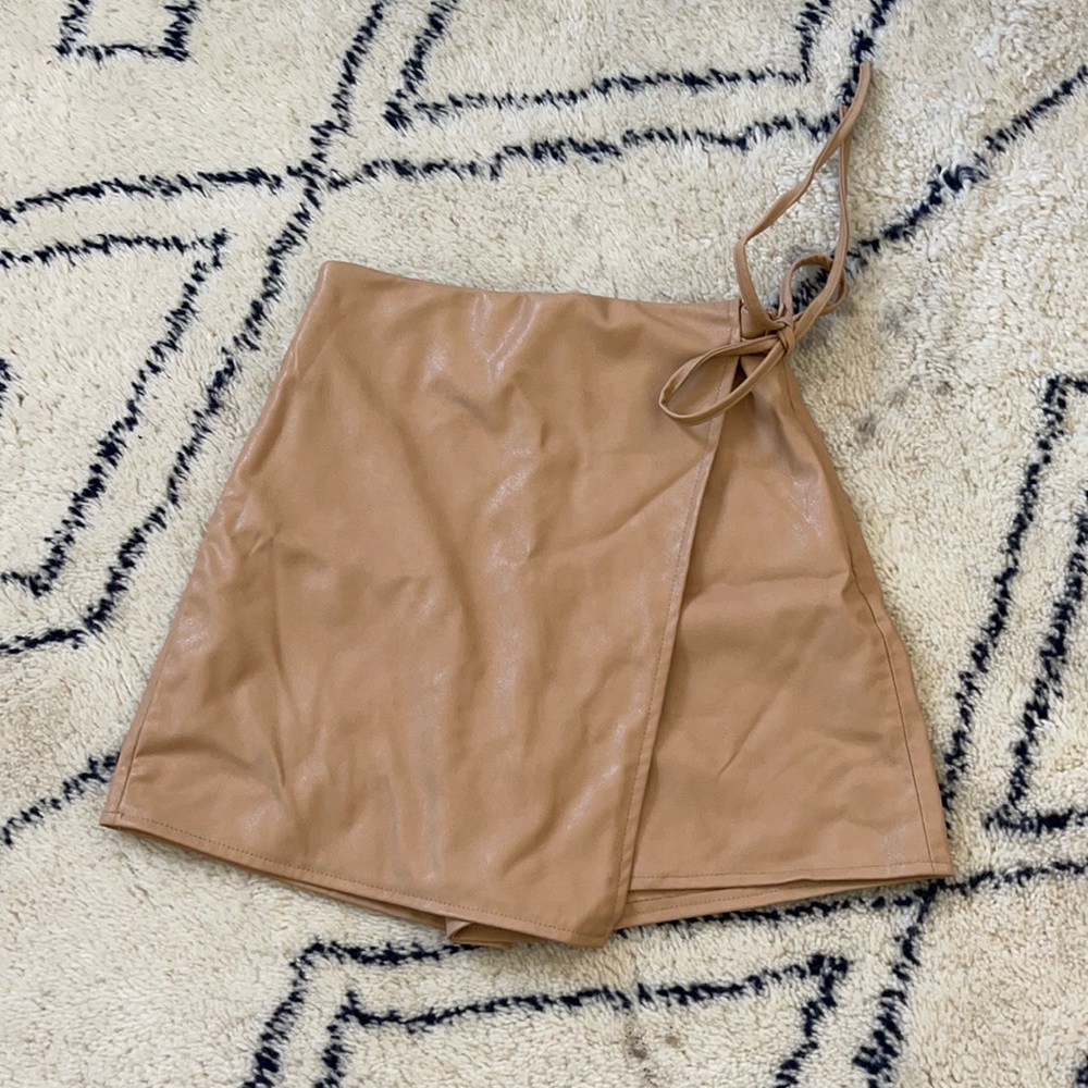 XS TAN VEGAN LEATHER ZARA SKORT